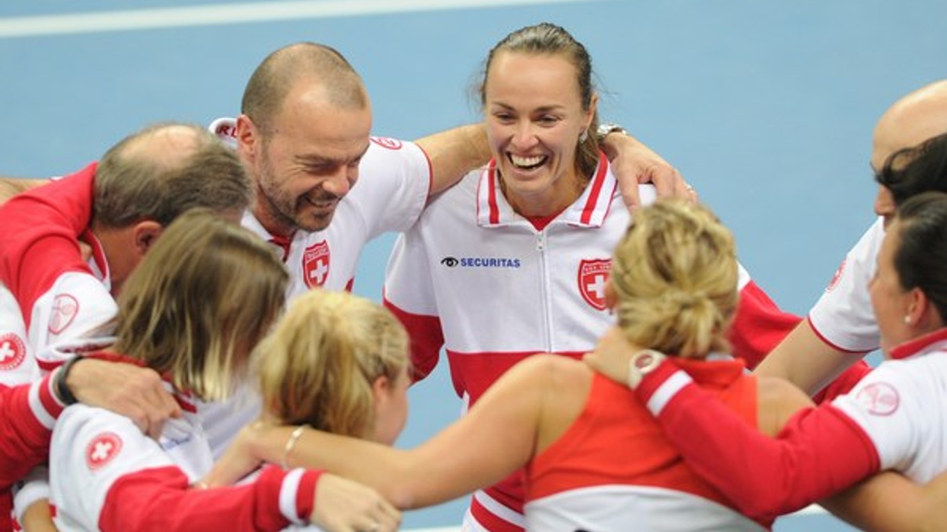 Hingisová (v strede) síce vo fedcupovom stretnutí proti Poľsku nevybojovala body pre svoj tím, no Švajčiarky aj tak napokon triumfovali.