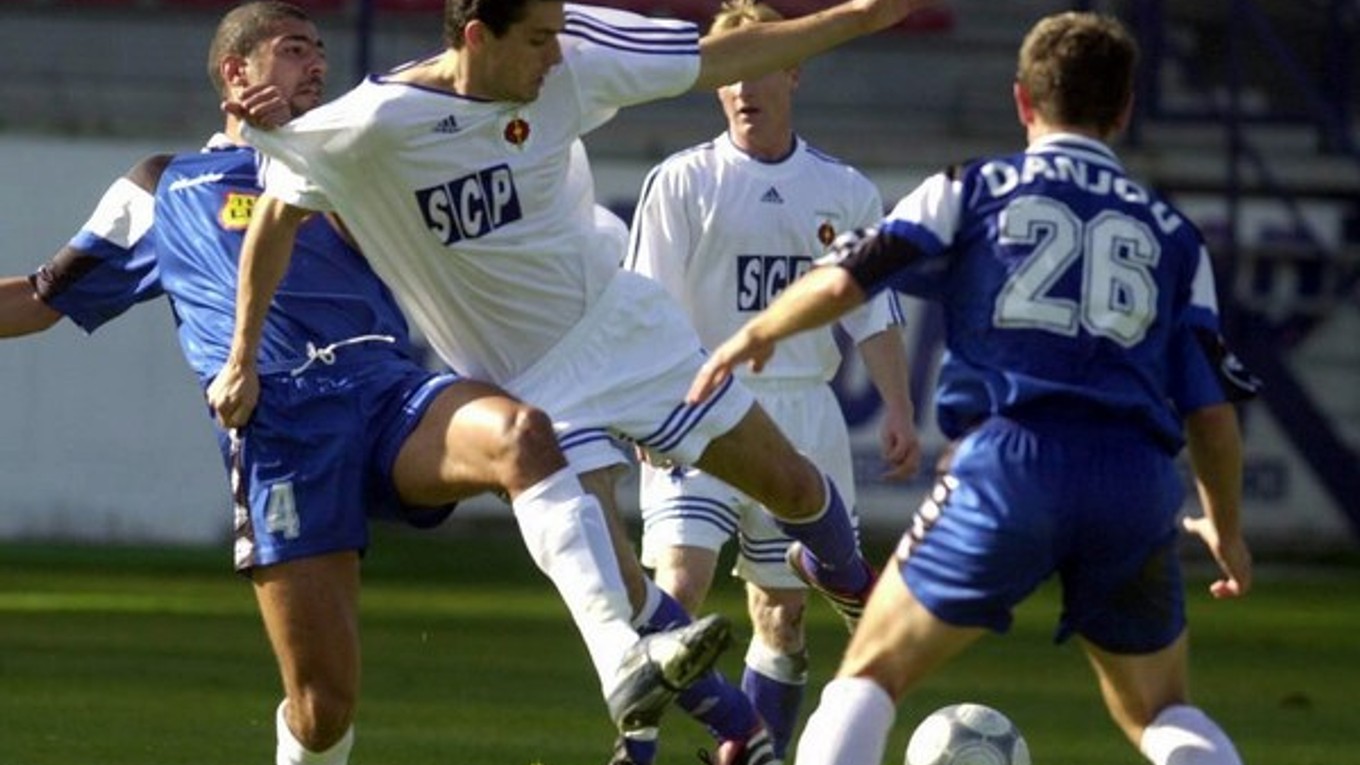 Futbalisti Troyes (modrí) postúpili na jeseň roku 2001 cez Ružomberok do druhého kola vo vtedajšom Pohári UEFA.