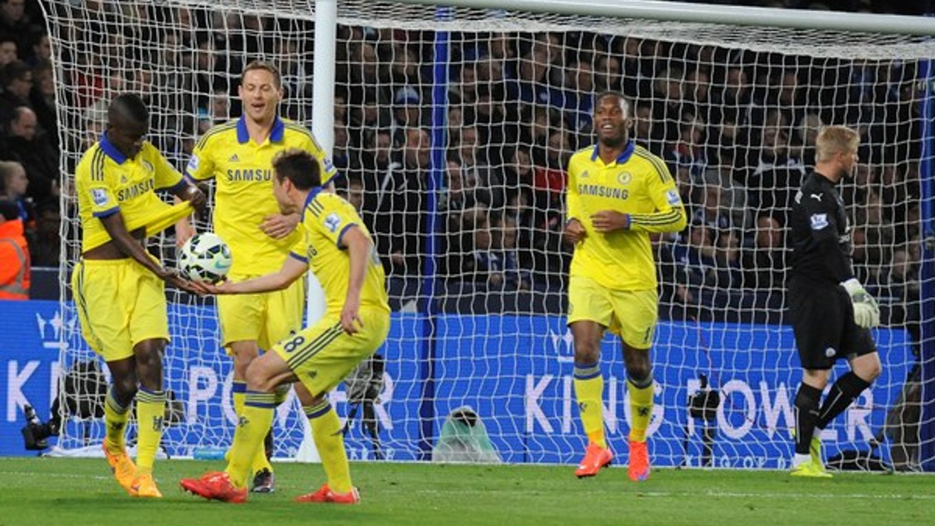 Futbalisti Chelsea oslavujú jeden z gólov do siete Leicesteru.