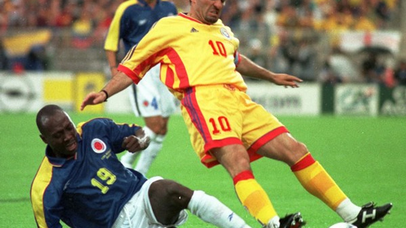 Freddy Rincon počas zápasu na futbalových MS 1998 fauluje Rumuna Hagiho.