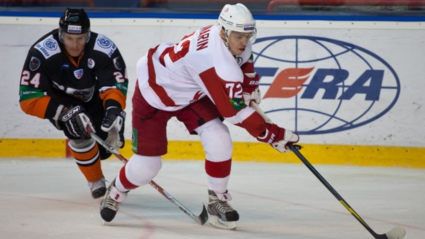 Artemij Panarin (s pukom) je aj v kádri Ruska na hokejové MS v Prahe a Ostrave.