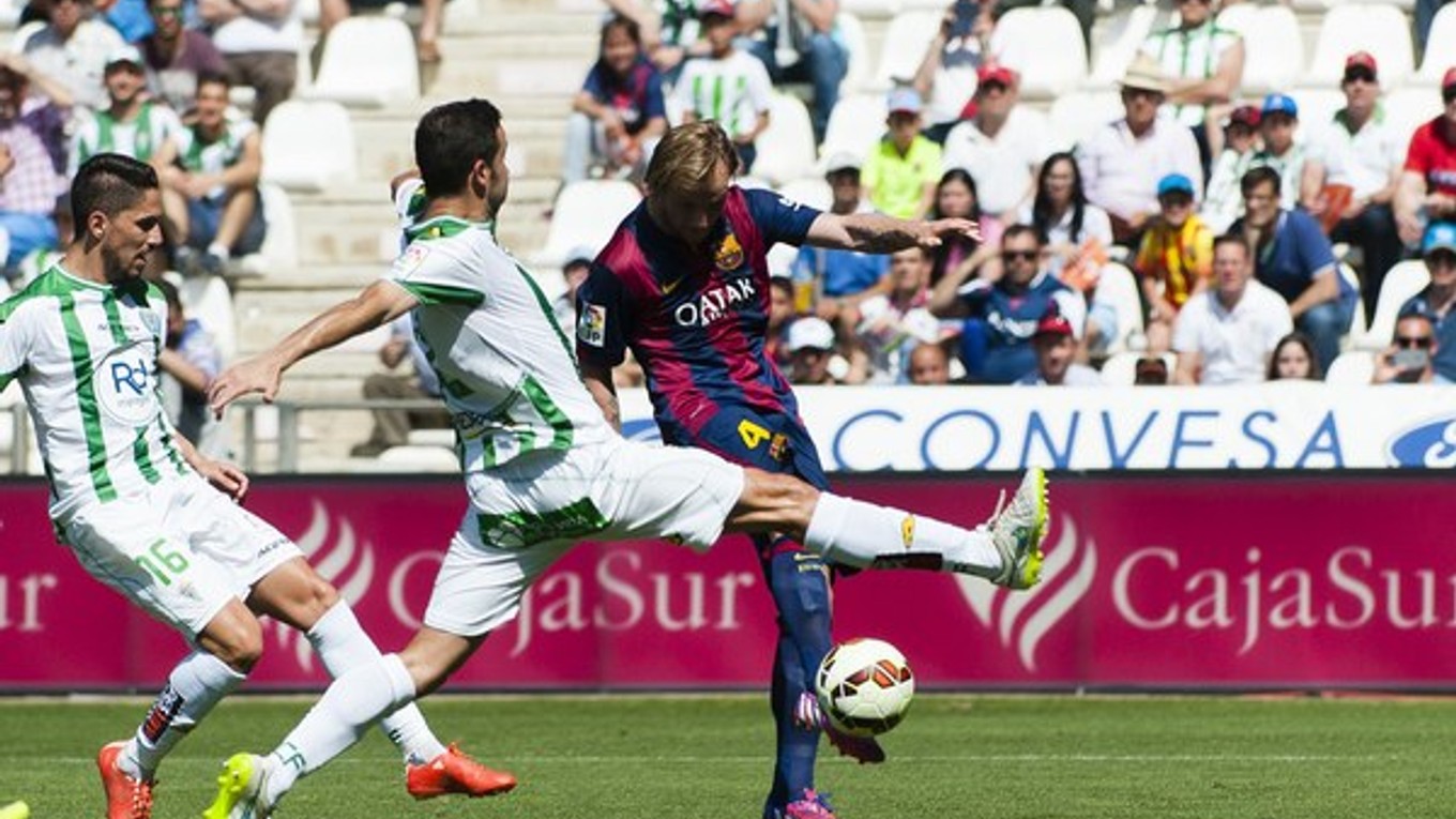 Ivan Rakitič práve strieľa úvodný gól zápasu. Katalánci potom pridali ešte ďalších sedem zásahov.