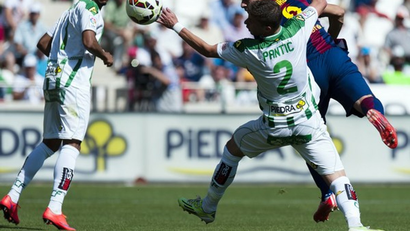 Luis Suárez strieľa hlavou jeden zo svojich troch gólov do siete Córdoby.