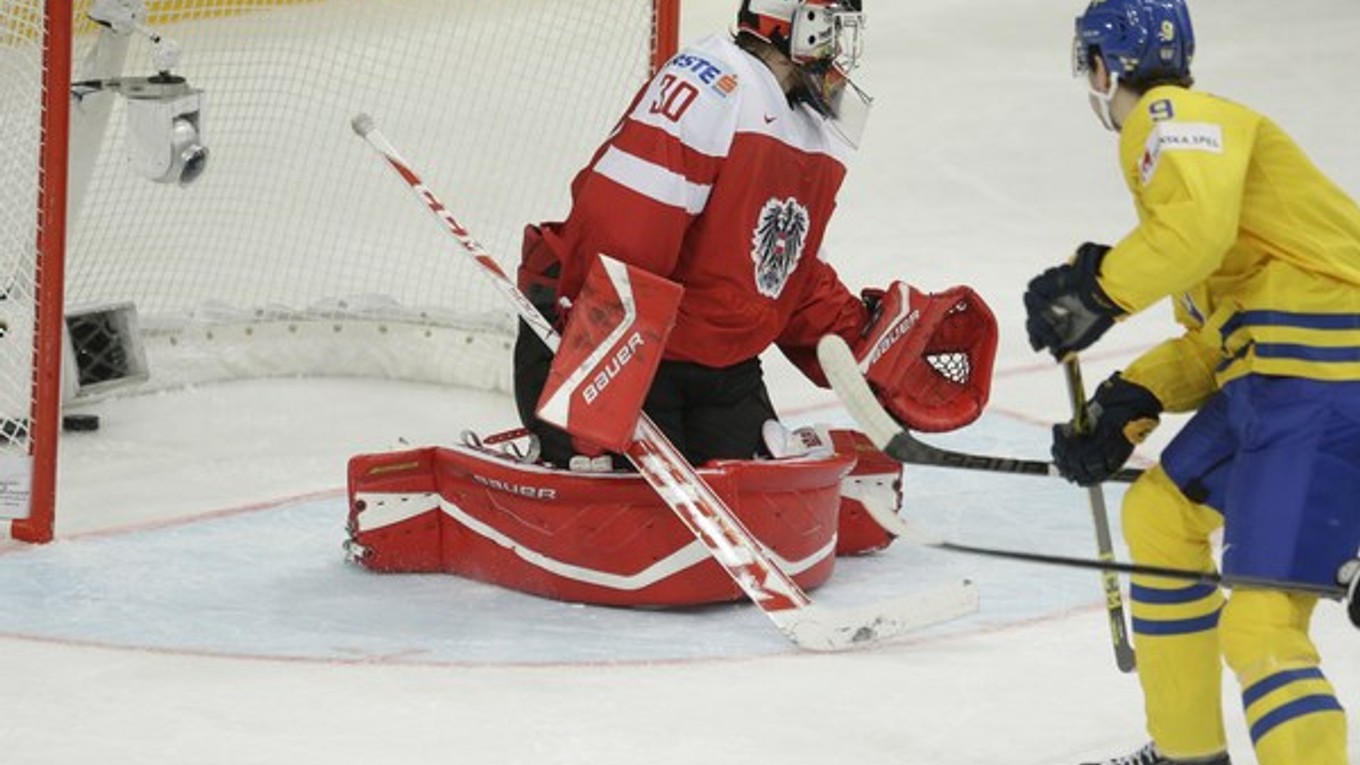 Filip Forsberg (vpravo) strieľa jeden zo svojich gólov do siete Reného Swetta.