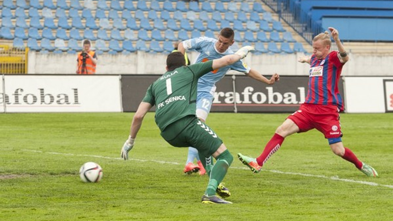 Karol Mészáros (v belasom) strieľa vyrovnávajúci gól do siete Senice.