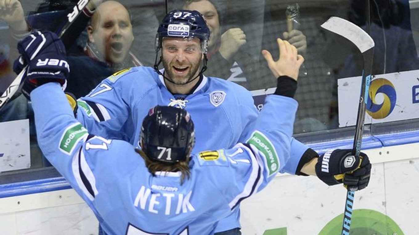 Tomáš Starosta (vzadu) si v poslednej sezóne obliekal dres Slovana Bratislava.