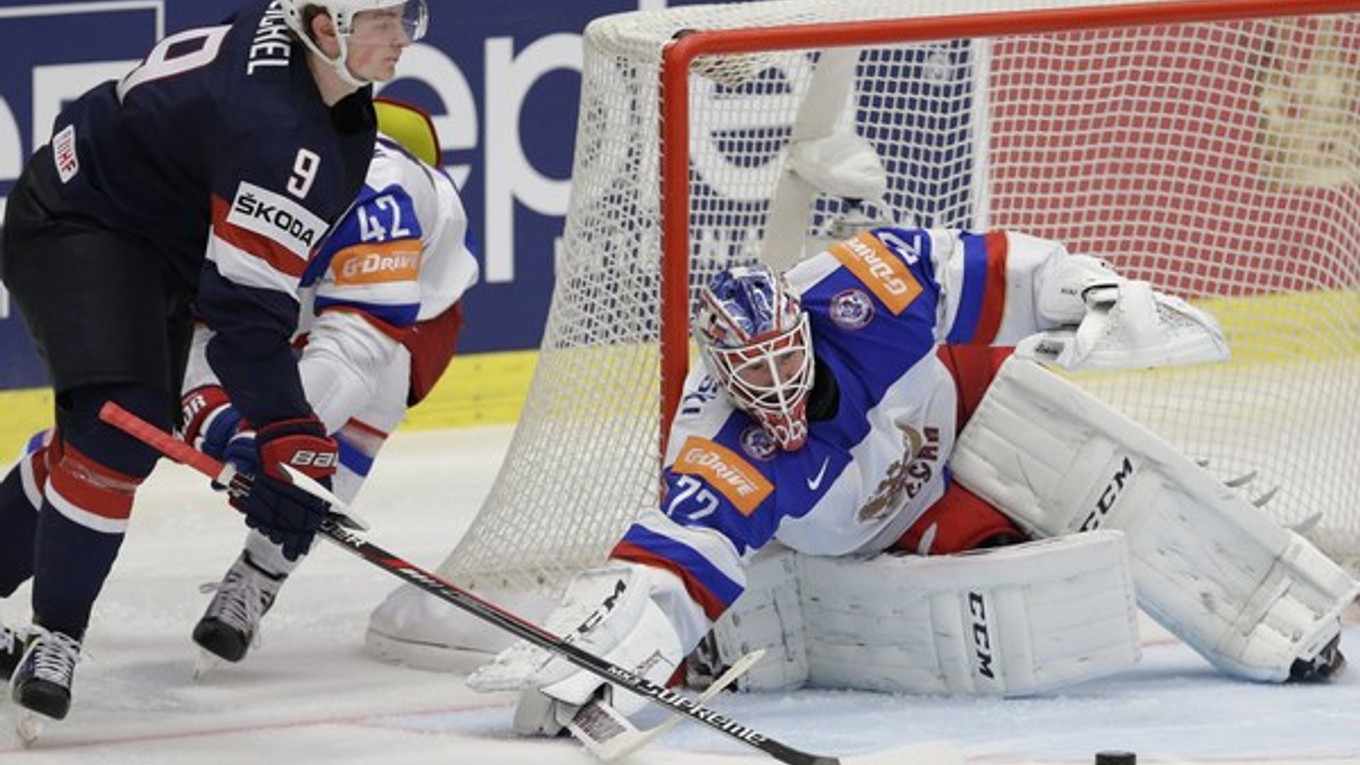 Hokejisti Ruska v treťom zápase na MS zaznamenali svoju prvú prehru. Na snímke sa Američan Jack Eichel (s číslom 9) snaží presadiť pred bránou Sergeja Bobrovského.
