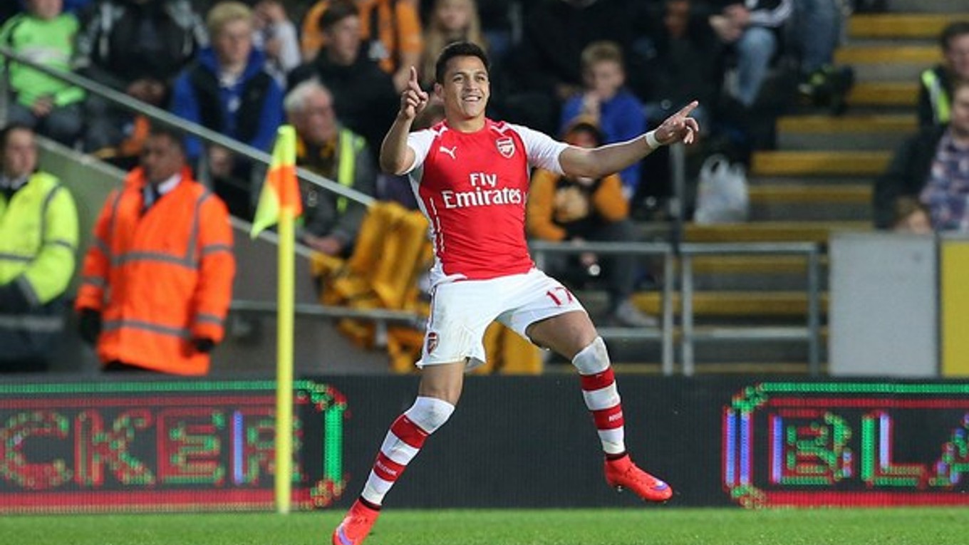 Alexis Sanchez oslavuje jeden zo svojich dvoch gólov do siete Hull City.