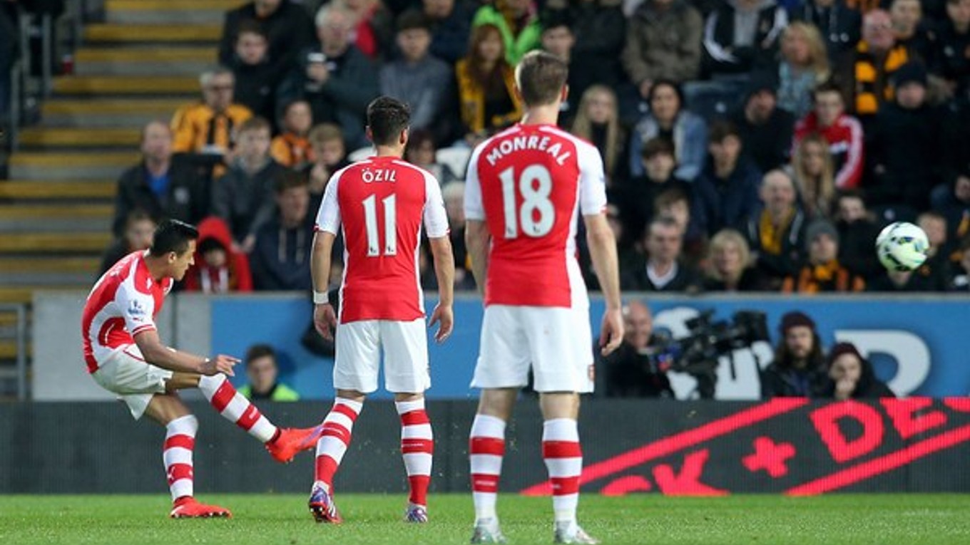 Alexis Sanchez (vľavo) strieľa jeden zo svojich gólov do siete Hull City.