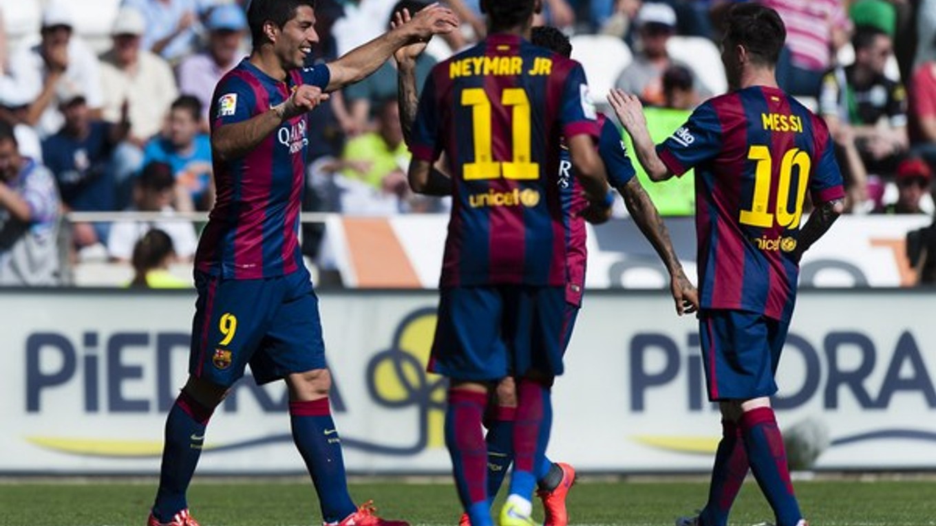 Barcelona je momentálne v ohromnej forme. Naposledy vyhrala v Córdobe 8:0. Útočné trio Lionel Messi (vpravo), Neymar (s číslom 11) a Suárez (vľavo) strelilo v tejto sezóne už 108 gólov.