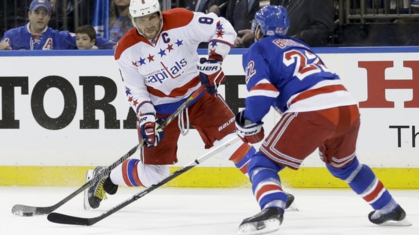 Alexander Ovečkin (vľavo) je asi najväčšou ruskou hviezdou v NHL. Tento rok sa stal najlepším strelcom základnej časti.
