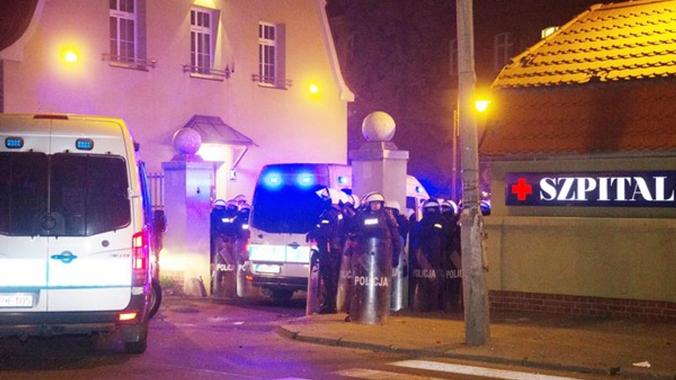 Život zraneného mladého fanúšika sa už nepodarilo zachrániť. Reakcia tvrdého jadra nenechala na seba dlho čakať.