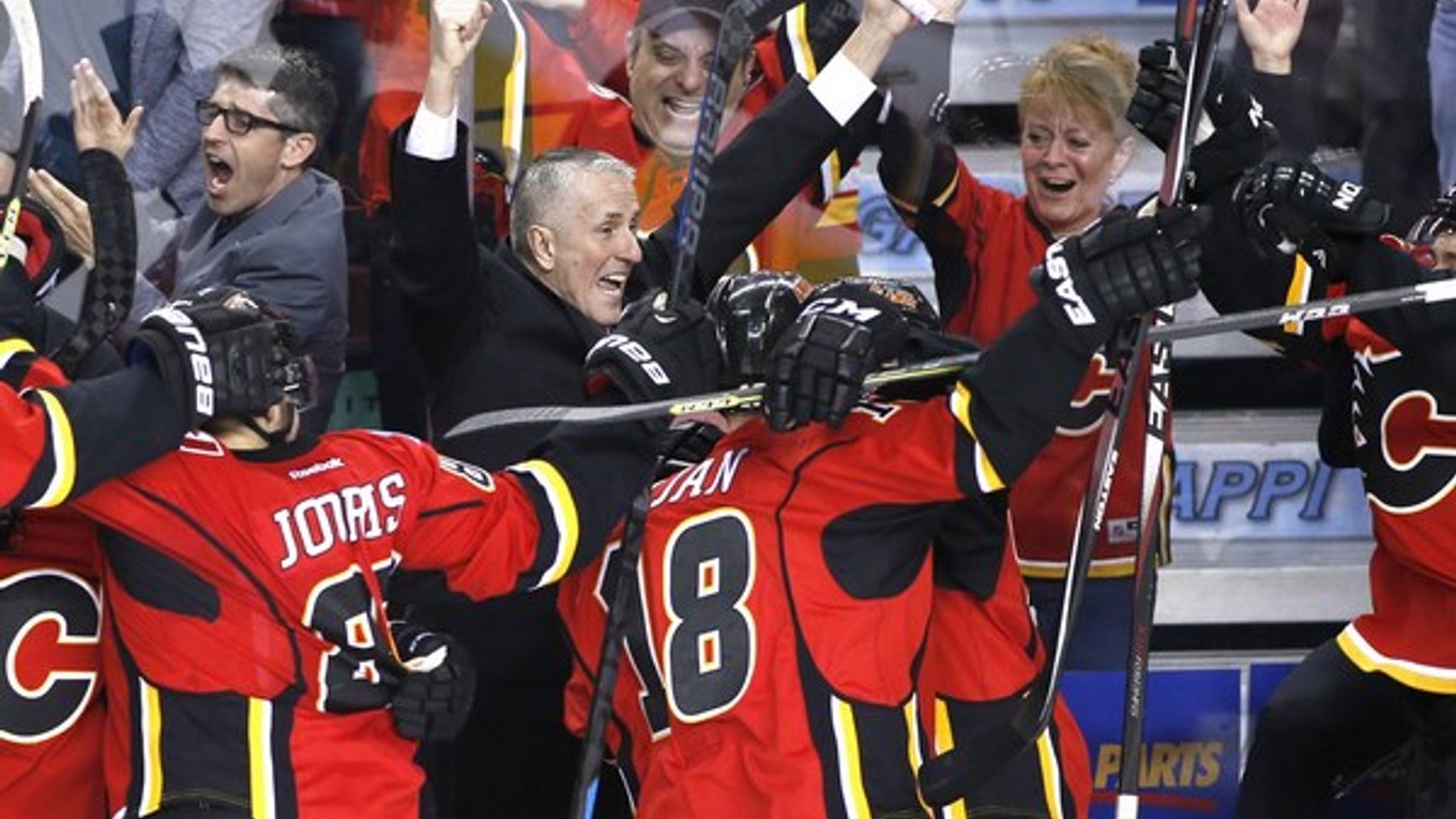 Hokejisti Calgary prežili spolu so svojimi fanúšikmi dramatický večer so šťastným koncom.