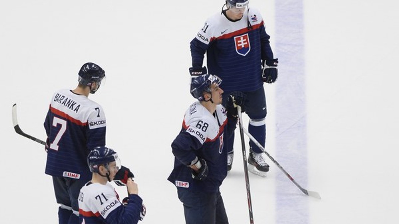 Slovenskí hokejisti smútia po zápase s Nórskom.