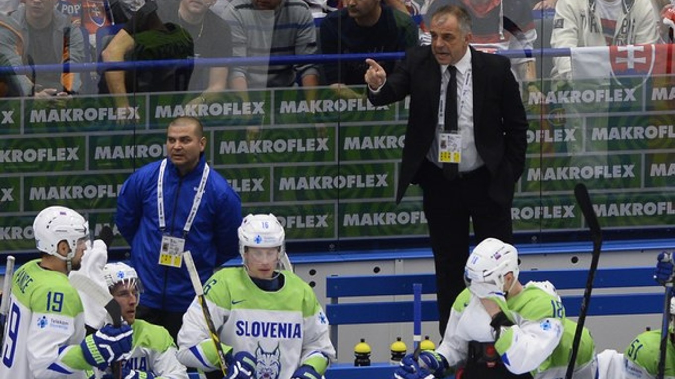 Tréner Slovincov Matjaž Kopitar (v čiernom obleku) bol po zápase so Slovenskom nahnevaný.