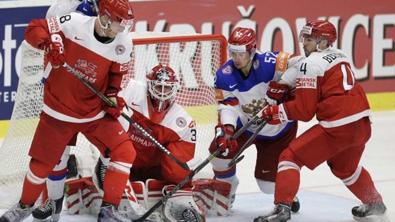 Dáni na čele s brankárom Sebastianom Dahmom dlho odolávali favorizovaným Rusom. Až do 57. minúty prehrávali iba o gól.