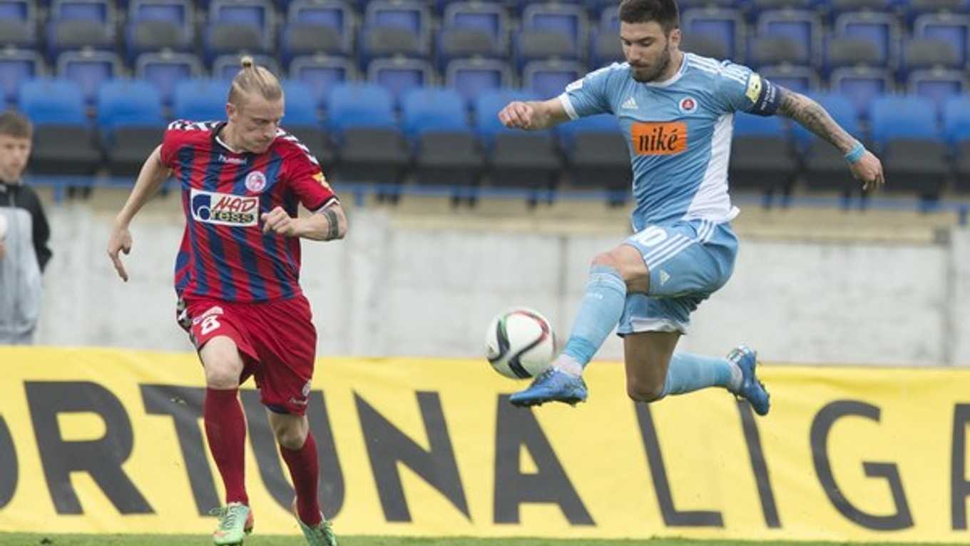 Cez víkend Seničania nestačili na úradujúceho majstra Slovan Bratislava. Na snímke si spracováva loptu Marko Milinkovič (vpravo), križovať sa ho pokúša Seničan Pavel Čermák.