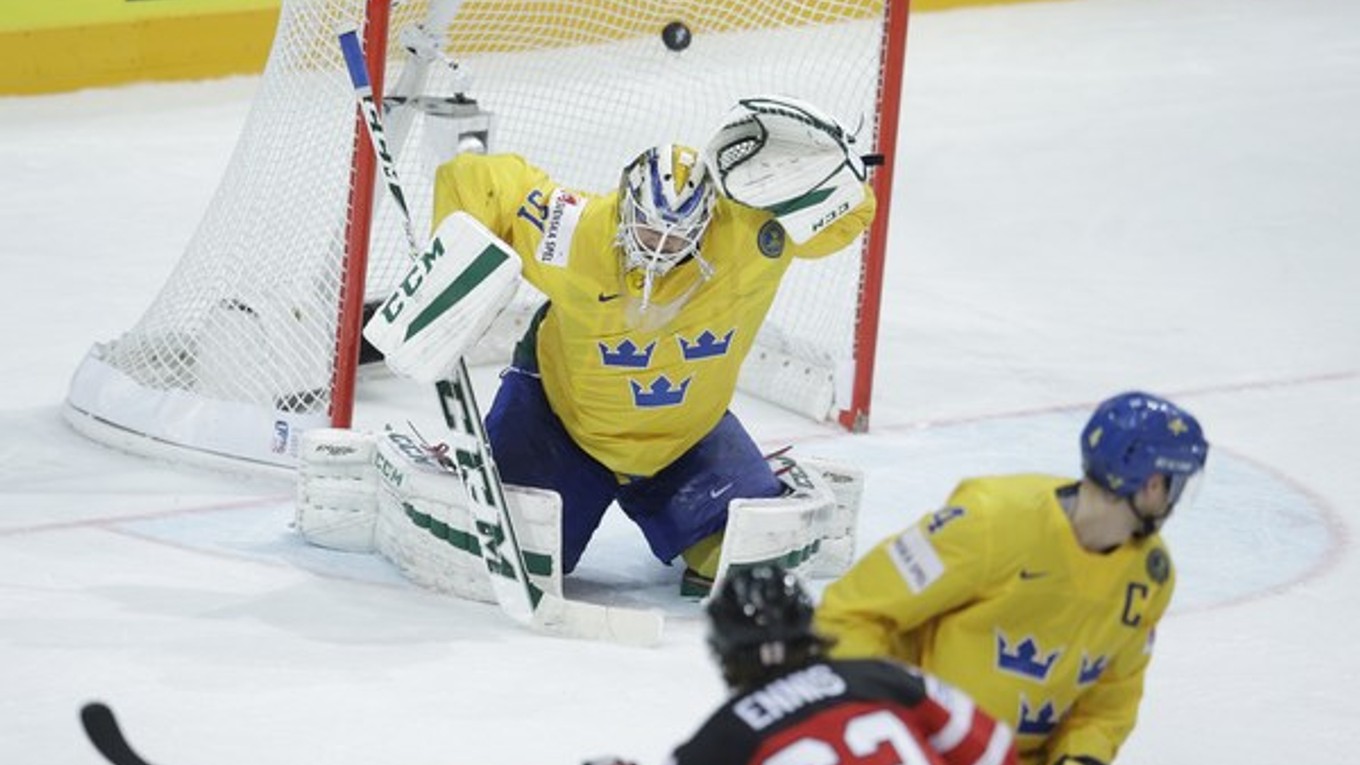 Švédsky brankár Anders Nilsson dostáva gól po strele Tylera Ennisa.