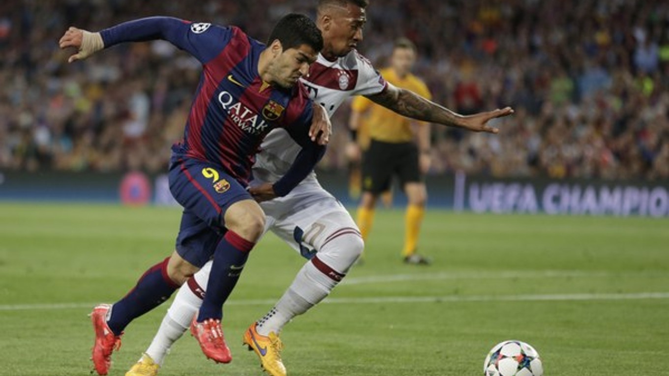 Suárez a Boateng v bielom drese Bayernu.