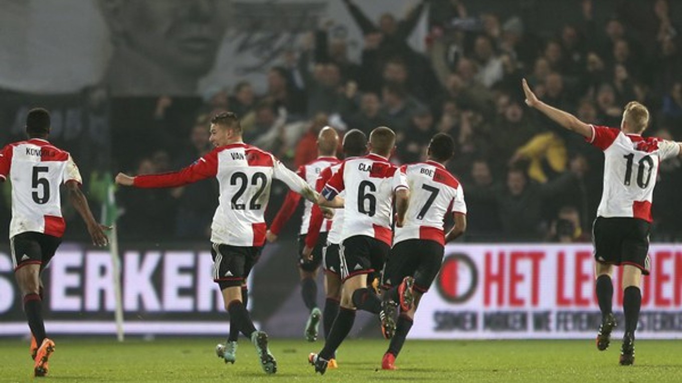 Hráči Feyenoordu (na snímke) svoj zápas proti Vitesse Arnhem v pôvodnom termíne neodohrajú.