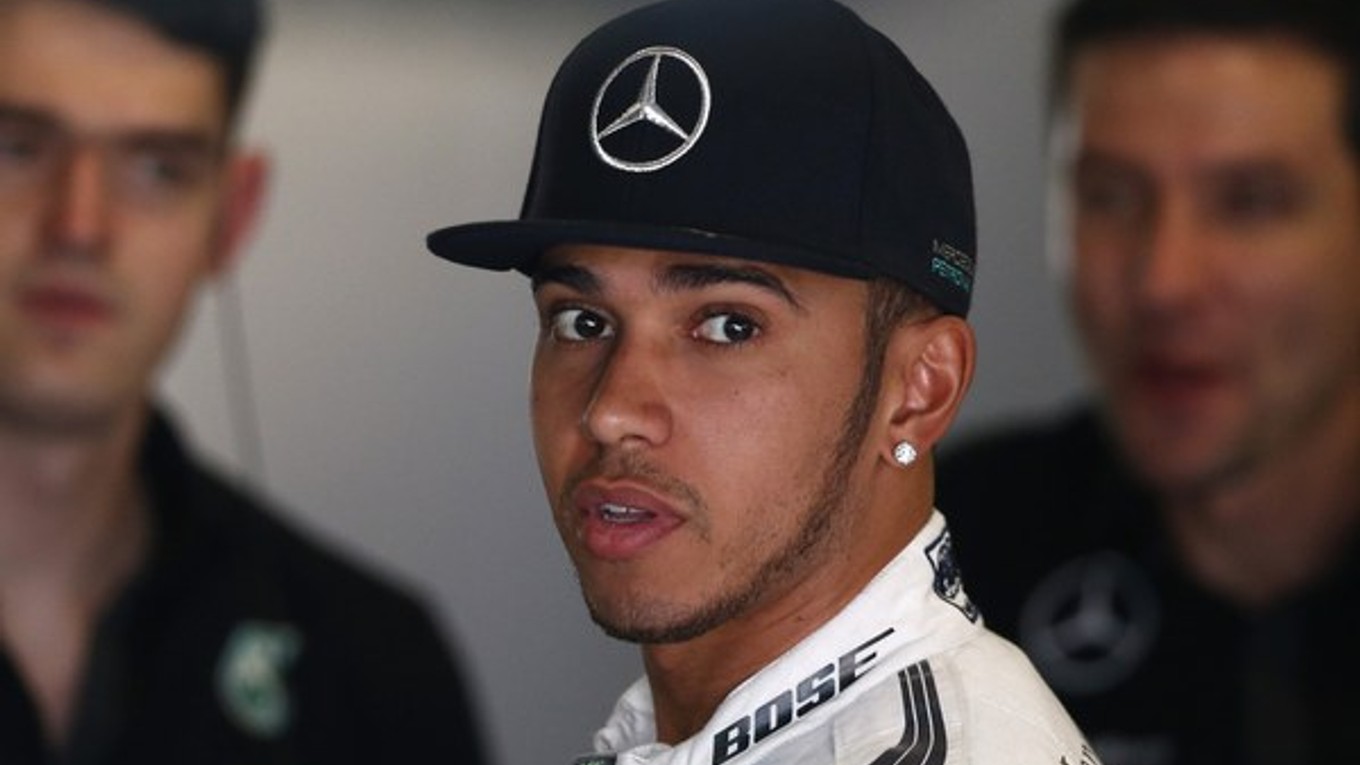 Hamilton je horúcim favoritom na víťazstvo v pretekoch.