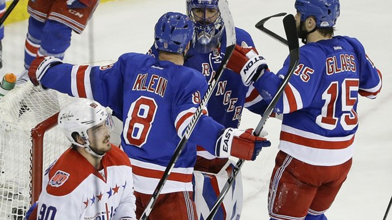 Hokejisti NY Rangers odvrátili prvý mečbal. Šiesty duel série sa odohrá v nedeľu.