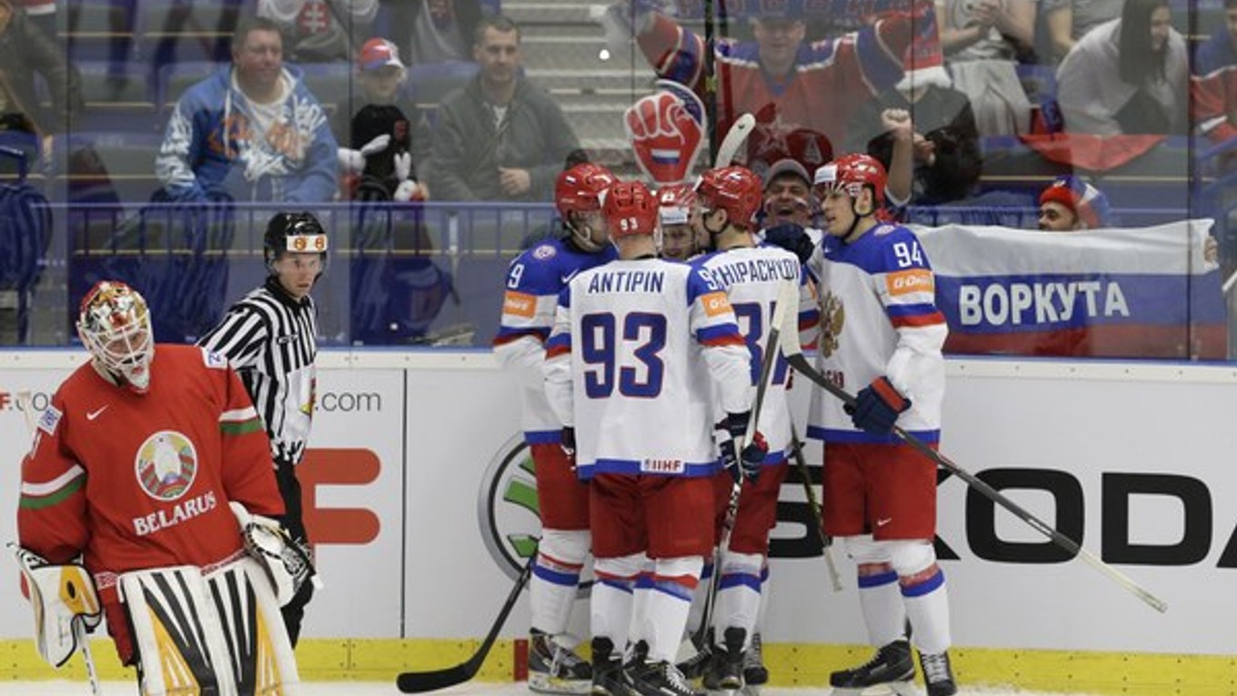 Ruskí hokejisti sa tešia zo streleného gólu.