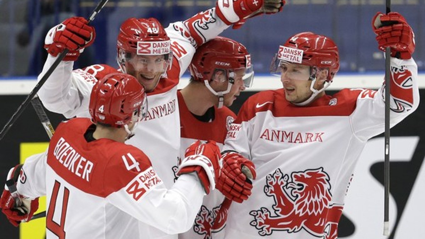 Hokejisti Dánska oslavujú prvý triumf na turnaji.