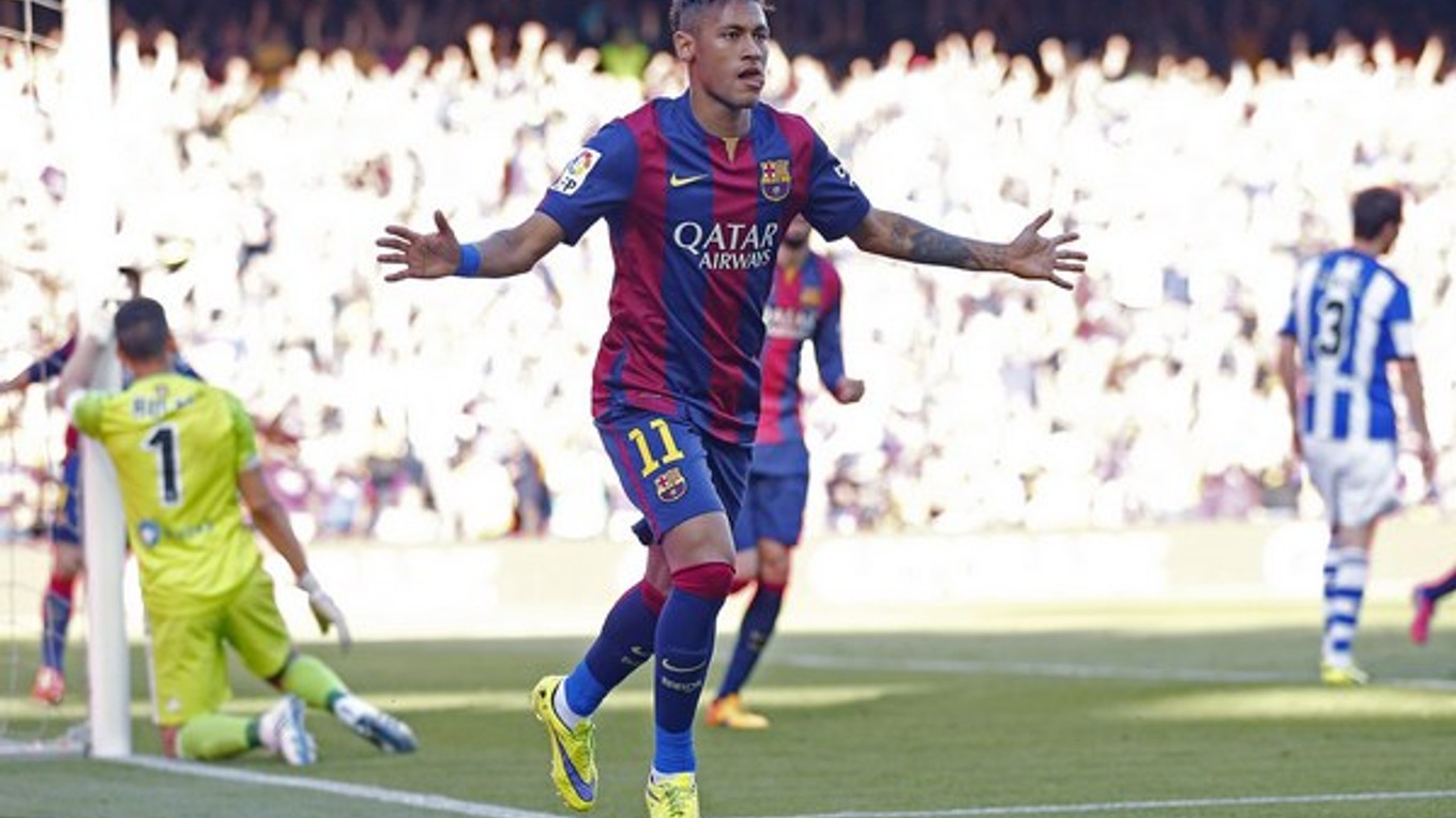 Neymar sa teší z gólu do siete Realu Sociedad.