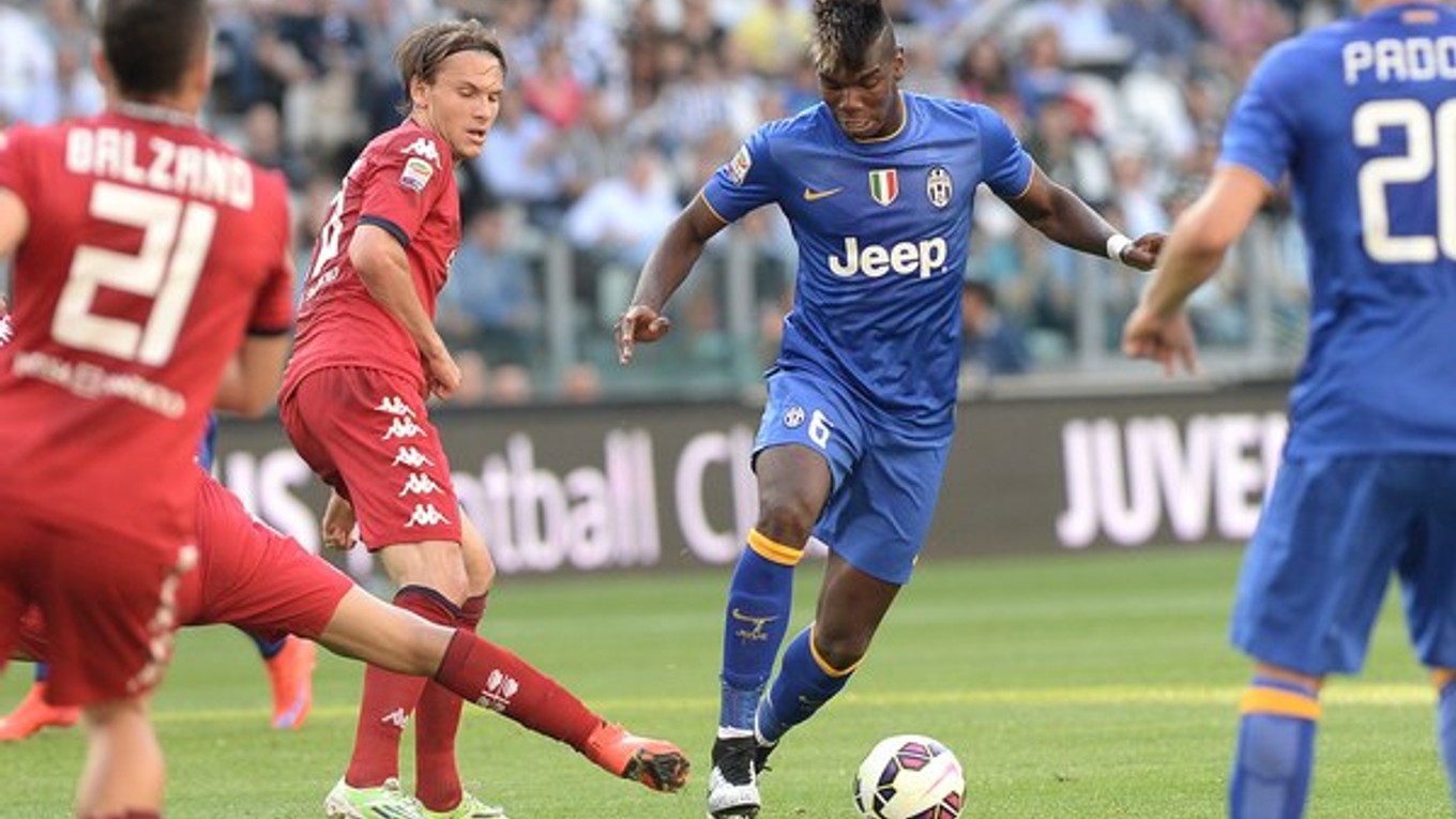 Futbalista Juventusu Paul Pogba (s loptou na kopačke) sa snaží presadiť cez brániacich hráčov Cagliari.