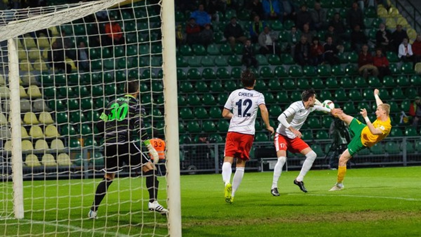 O akrobatické zakončenie sa pred bránou Zlatých Moraviec pokúša Lukáš Čmelík (v žlto-zelenom).