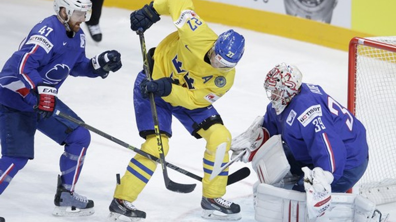 Švéd Jimmie Ericsson (v strede) sa snaží presadiť pred brankárom Cristobalom Huetom, bráni ho francúzsky obranca Teddy Trabichet.