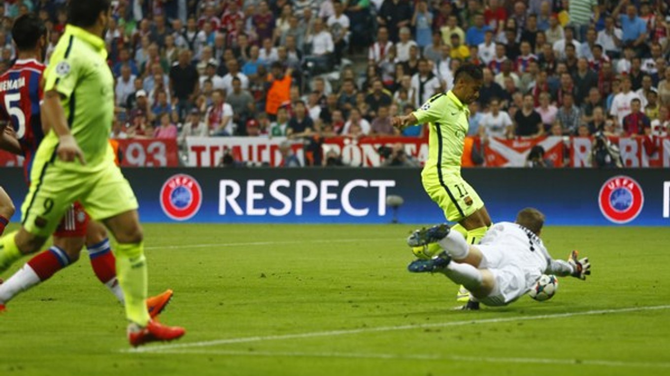 Luis Suárez (vľavo v žltom) prihráva na gól do siete Bayernu spoluhráčovi Neymarovi.