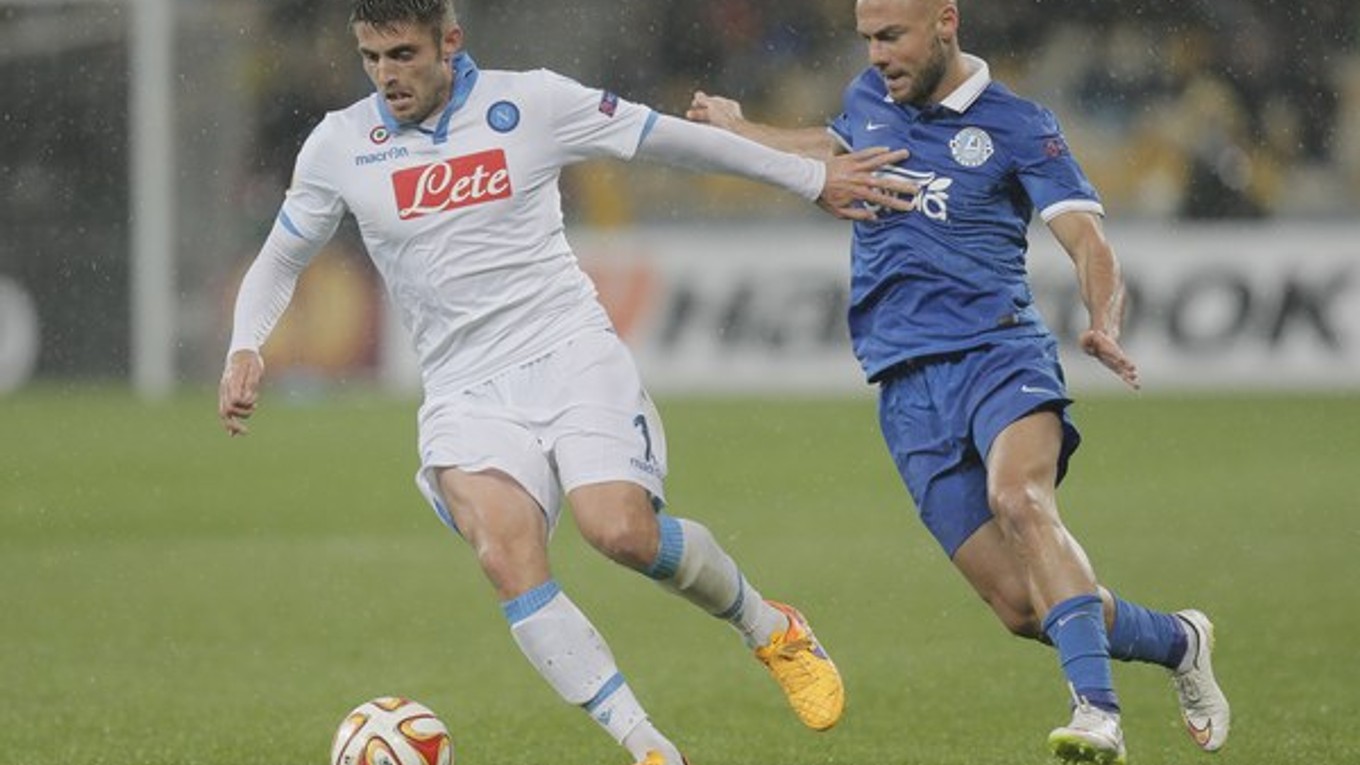 David Lopez z Neapolu (vľavo) sa snaží udržať loptu na kopačke pred Jabom Kankavom z Dnipropetrovska.