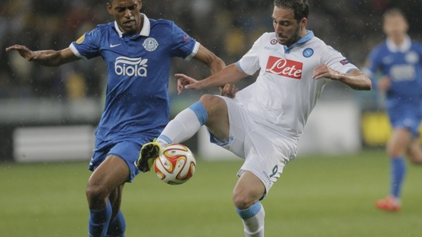 Hviezdny útočník Gonzalo Higuain (vpravo) sa v dovojzápase s ukrajinským celkom nepresadil a aj preto bude finále EL bez Neapolčanov.