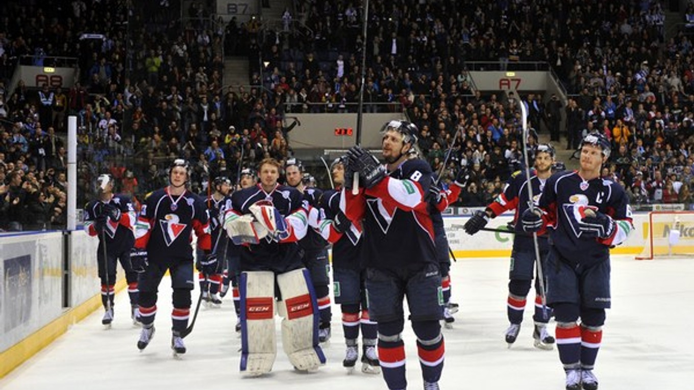 Nad hokejistami Slovana sa naďalej vznášajú mračná neistoty.