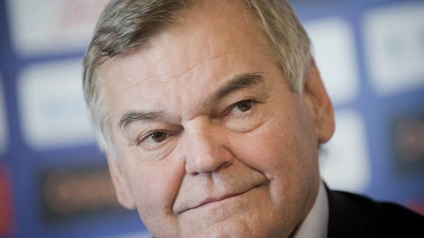 Doterajším trénerom slovenskej hokejovej reprezentácie bol Vladimír Vůjtek. Jeho nástupcu vyberie až nové vedenie SZĽH.