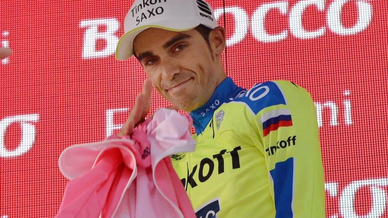 Alberto Contador musel v cieli ako líder pretekov vystúpiť na pódium. Pre bolesti v ramene si však nedokázal obliecť ružový dres, ktorý nosí prvý jazdec v celkovom hodnotení. Držal ho pred sebou v neporanenej pravej ruke.