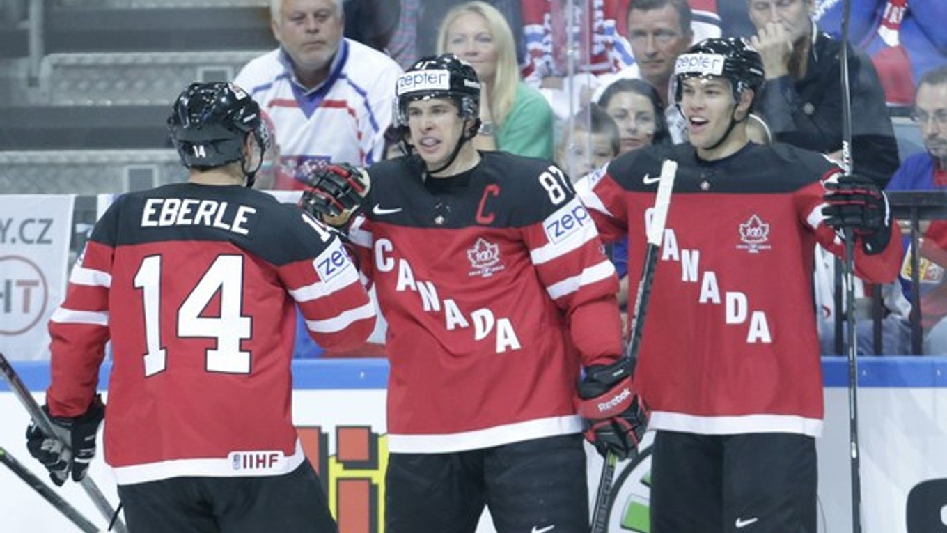 Hokejisti Kanady oslavujú prvý zásah do siete Česka. Zľava Jordan Eberle, kapitán Sidney Crosby a autor gólu Taylor Hall.