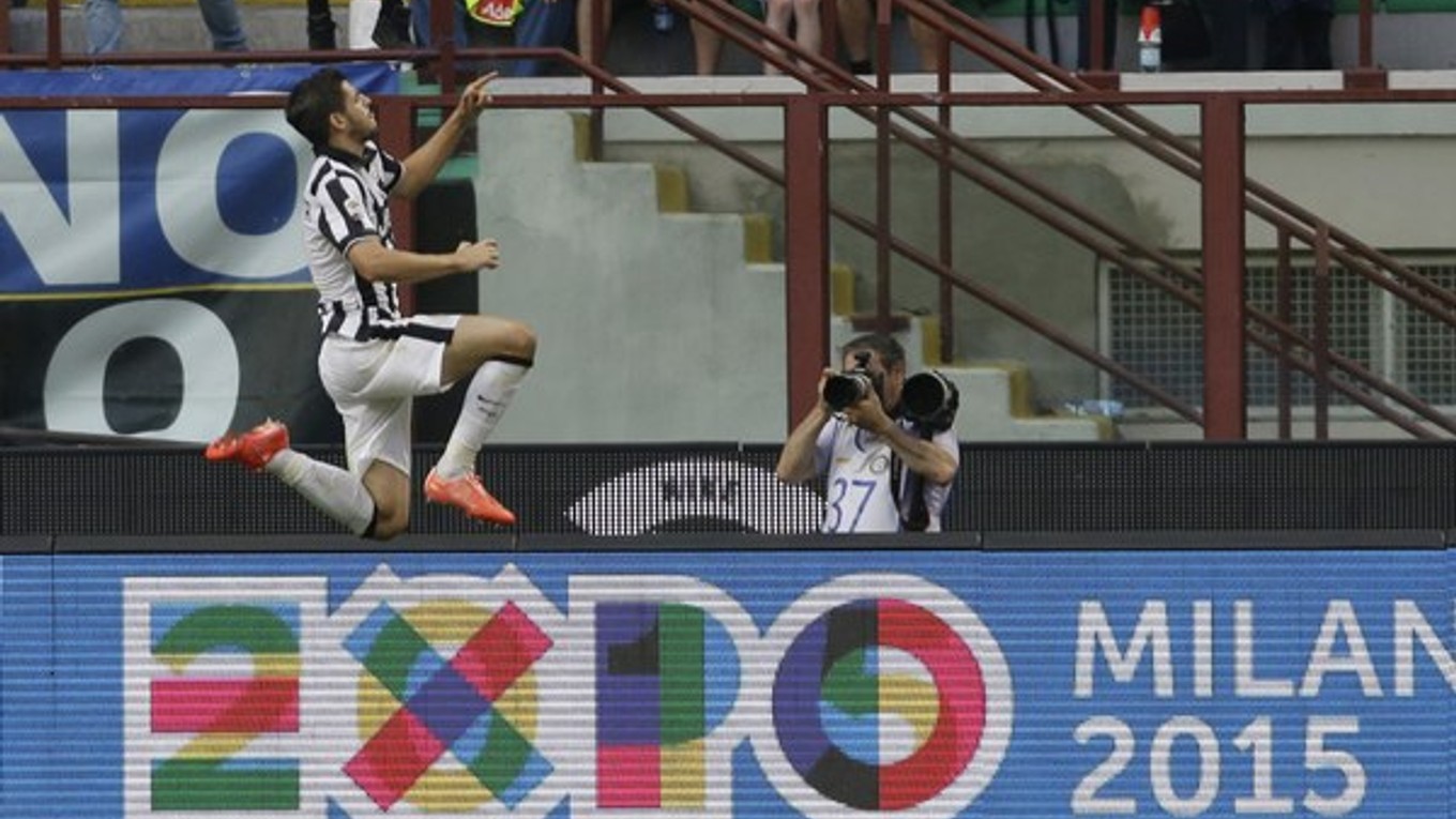 Álvaro Morata oslavuje víťazný gól do siete Interu Miláno.