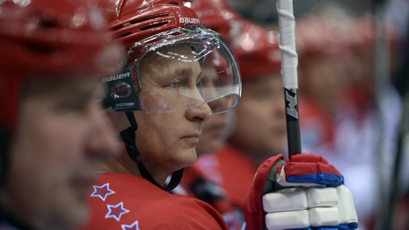 Vladimir Putin oddychuje na lavičke svojho hokejového výberu.