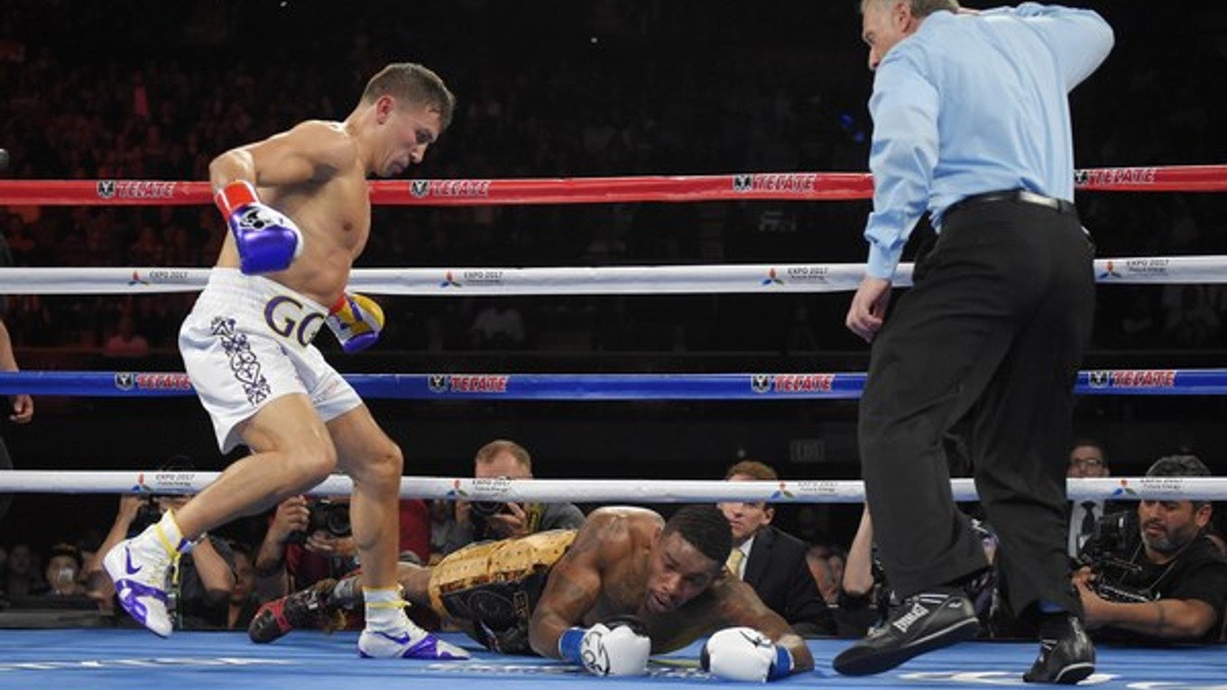 Favorizovaný Golovkin (vľavo) urobil so svojím súperom krátky proces.