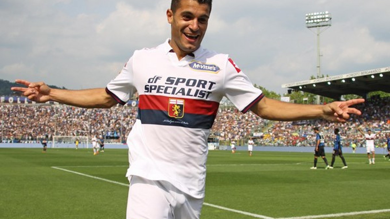 Iago Falque z FC Janov oslavuje jeden zo svojich dvoch gólov do siete Atalanty Bergamo.
