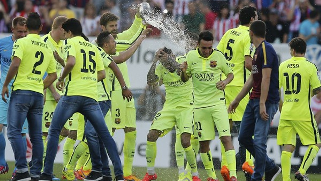 Futbalisti Barcelony oslavujú zisk majstrovského titulu.