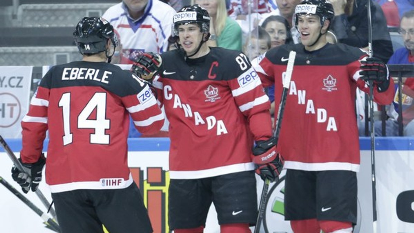 Sidney Crosby (v strede) prežil podobne ako celý kanadský tím skvelý šampionát.