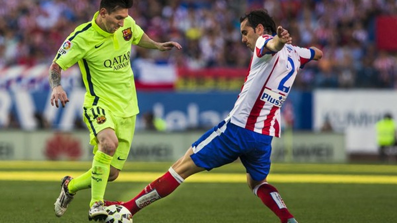 Lionel Messi (vľavo) sa pokúša obísť obrancu Atlética Diega Godína. V tejto sezóne mal najvýraznejší podiel na triumfe v La Lige.