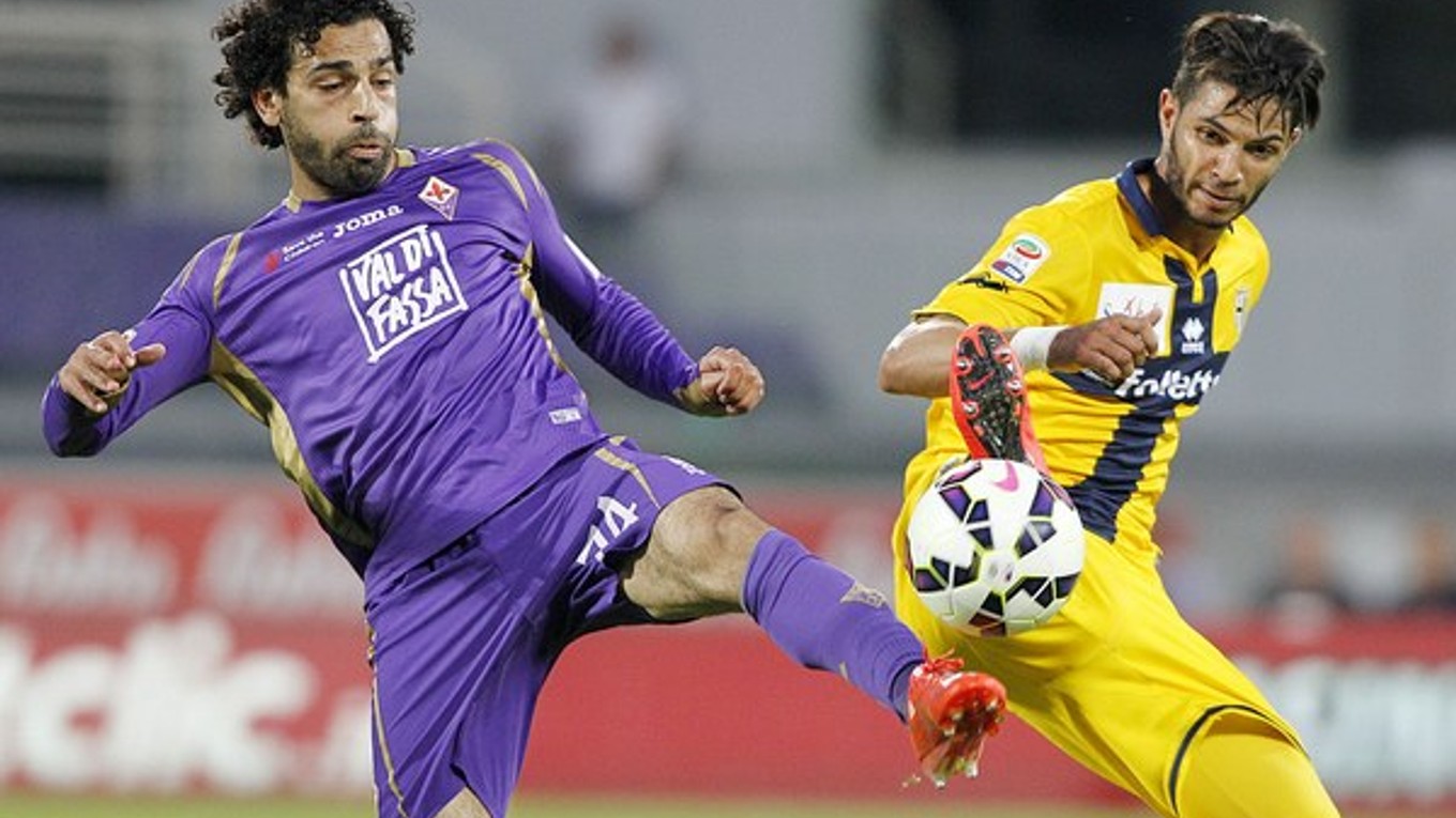 O loptu bojujú futbalista Fiorentiny Mohamed Salah (vľavo) a hráč Parmy Pedro Filipe Mendes.