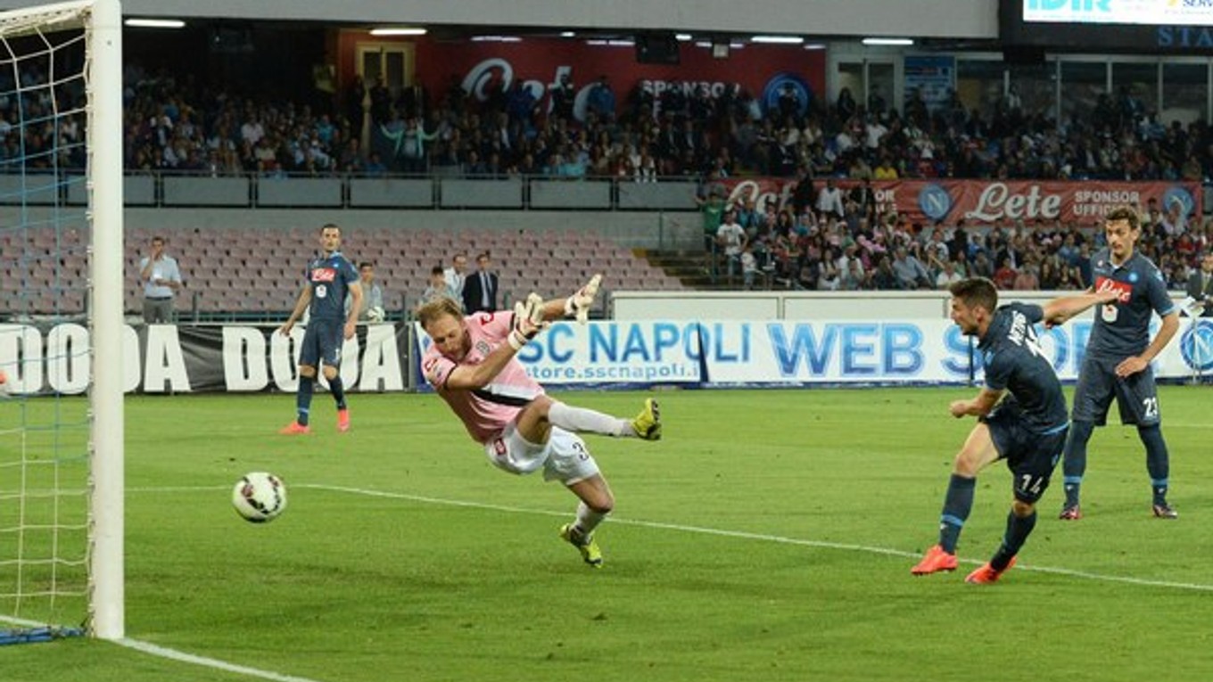 Dries Mertens strieľa jeden zo svojich dvoch gólov do siete Ceseny.