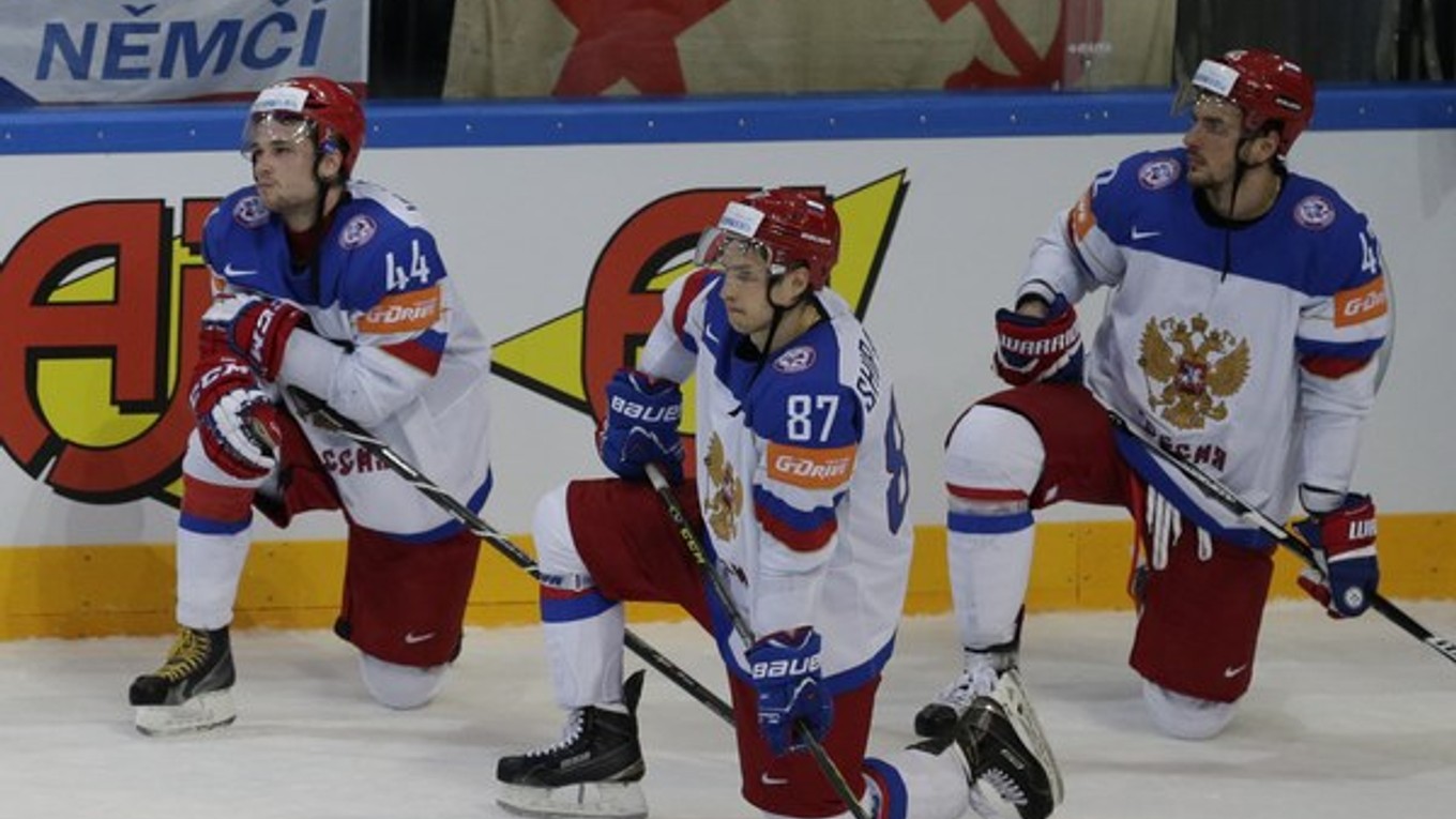 Hokejisti Ruska niesli prehru vo finále MS veľmi ťažko. Z ľadu napokon odišli predčasne - ešte pred hymnou víťazov.