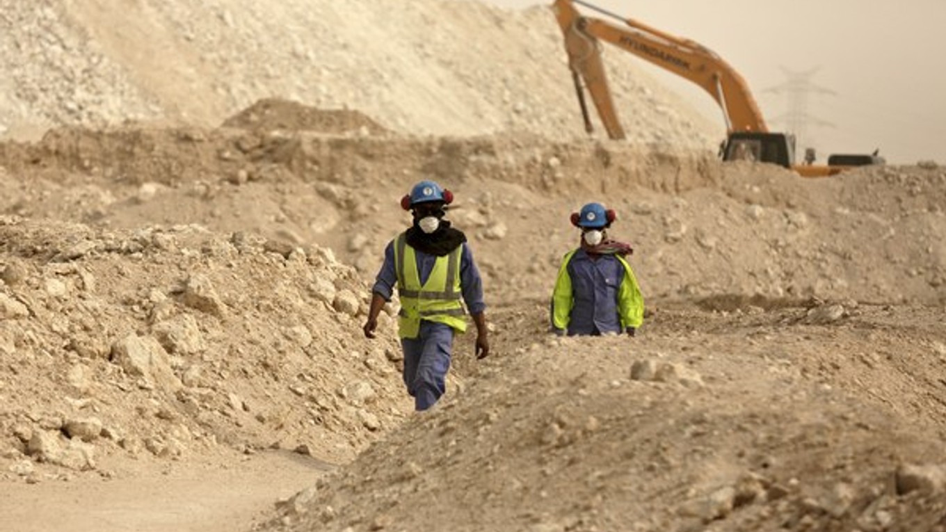 Robotníci v Katare pracujú naozaj v náročných podmienkach.
